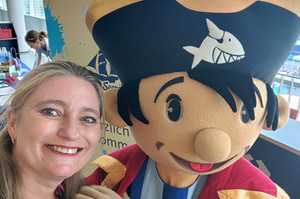 Frau und Piratenfigur Käptn Sharky 