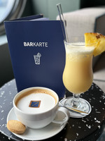 Getränkekarte, Cappucino und Cocktail auf einem Tisch